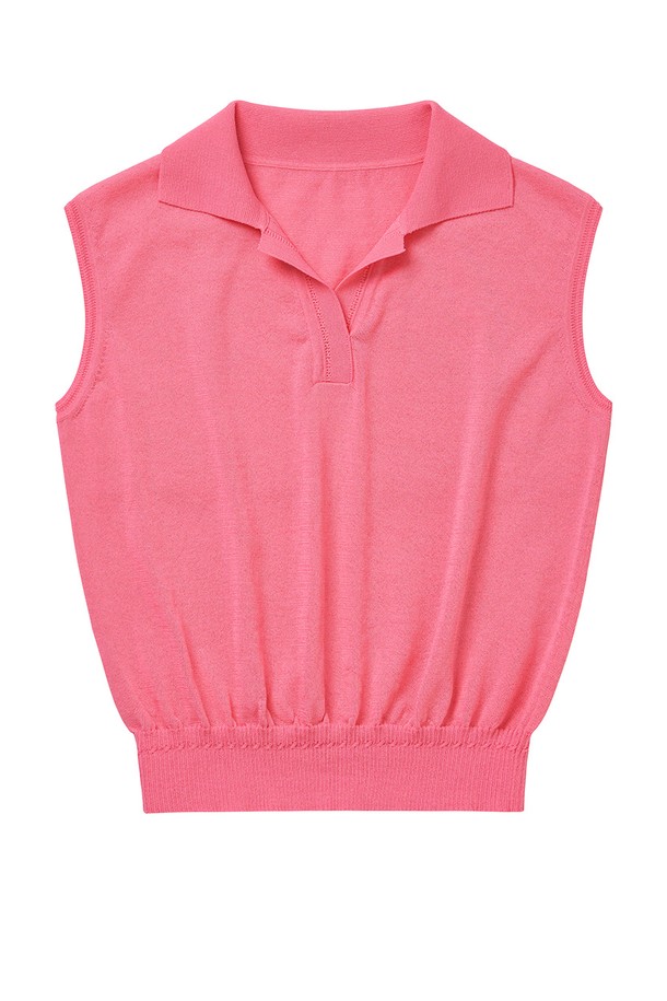 **시그니처 썸머 카라 나시 니트 PINK**는 여름 시즌 골프룩을 위한 여성 의류입니다. 얇은 두께감과 시원한 착용감을 자랑하며, 강연 소재로 제작되어 탄탄한 촉감을 선사합니다. 핑크 컬러의 베이직한 스타일로, 오프 카라 디자인과 여유 있는 암홀이 특징입니다. 슬림핏, 레귤러핏, 컴포트핏으로 편안한 착용감을 제공하며, 민소매 기장의 시스루 패턴이 은은한 멋을 더합니다. 미니멀하고 클래식한 무드를 연출하여 다양한 골프 코디에 활용하기 좋습니다.
