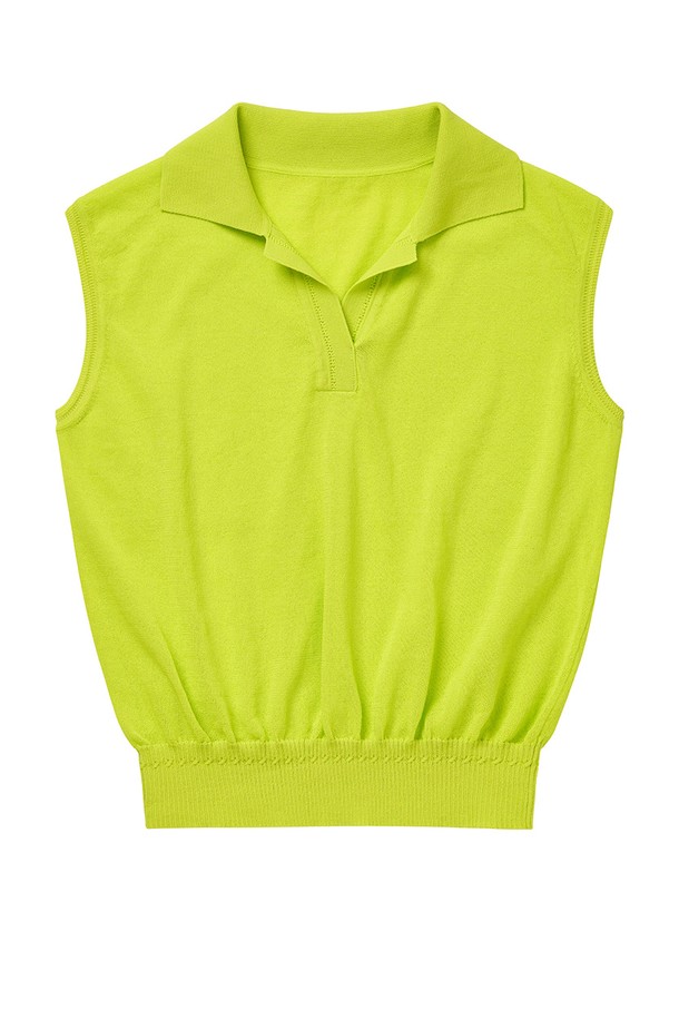 시그니쳐 썸머 카라 나시 니트는 네온 그린 컬러의 여성 의류입니다. 면 82%와 나일론 18% 혼방 소재로 제작되어, 단단하면서도 시원한 착용감을 선사합니다. 슬림 핏 크롭 기장으로 허리를 더욱 가늘게 보여주며, 시스루 패턴과 민소매 디자인이 특징입니다. 카라 네크라인과 오프 카라 디자인으로 캐주얼하면서도 세련된 스타일을 연출하여 골프룩과 휴가룩, 일상에서 폭넓게 활용할 수 있습니다.
