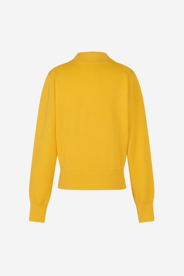 "시그니처 카라 긴팔 니트" D/YELLOW는 여성 골프, 테니스, 일상복으로 활용 가능한 상의입니다. 부드러운 촉감의 폴리에스테르, 나일론, 아크릴, 울 혼방 소재로 제작되어 봄, 가을에 착용하기 좋습니다. 카라넥 디자인에 오른쪽 카라 부분에 시그니처 심볼 자수 디테일이 돋보이며, 레귤러핏과 슬림핏 두 가지로 출시되었습니다. 긴 소매와 자연스러운 소매 주름 실루엣이 특징이며, 10가지 다양한 컬러로 만나볼 수 있습니다. 고감도 니트 구조로 제작된 부클레 소재 특성상 표면의 불규칙함이 있을 수 있습니다.
