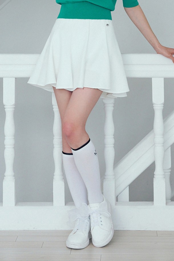 에센셜 플레어 스커트 WHITE는 여성 골프 및 스포츠 활동에 적합한 플레어 스커트입니다. 봄, 여름 시즌에 어울리는 얇은 두께의 폴리에스테르 소재로 제작되어 부드러운 촉감을 제공합니다. 루즈핏, A라인의 플레어 실루엣과 무지 디자인으로 스포티하면서도 베이직한 스타일을 연출합니다. 특히 골프룩에 활용하기 좋으며, 활동적인 움직임에도 편안함을 제공합니다.
