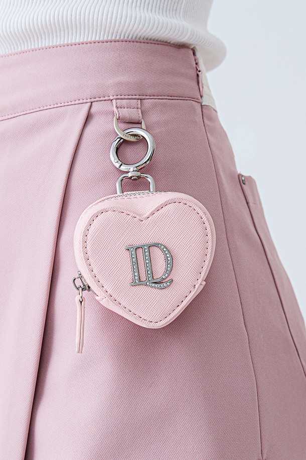 "하트 볼 파우치 PINK"는 여성스러운 스타일을 강조하는 핑크색 파우치입니다. 합성 가죽 소재로 제작되었으며, 하트 모양과 키링 및 참장식 디테일이 돋보입니다. 지퍼형 잠금 방식으로 내용물을 안전하게 보관할 수 있으며, 스몰 사이즈로 휴대성이 좋습니다. 데이트룩, 골프룩 등 다양한 TPO에 걸리시, 로맨틱, 캐주얼 스타일로 연출하기 좋습니다. 일상에서 활용하기 좋은 실용적인 아이템입니다.
