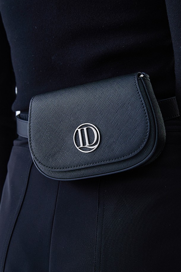 플립 체인 벨트백 BLACK은 합성 가죽 소재의 스몰 사이즈 벨트백입니다. 무지 패턴에 반원 모양으로 디자인되었으며, 블랙 컬러로 시크하고 미니멀한 스타일을 연출합니다. 플립 디자인과 자석형 잠금 방식이 특징이며, 체인 장식과 로고 디테일로 포인트를 더했습니다. 일상생활뿐만 아니라 골프룩에도 잘 어울리는 실용적인 아이템입니다.
