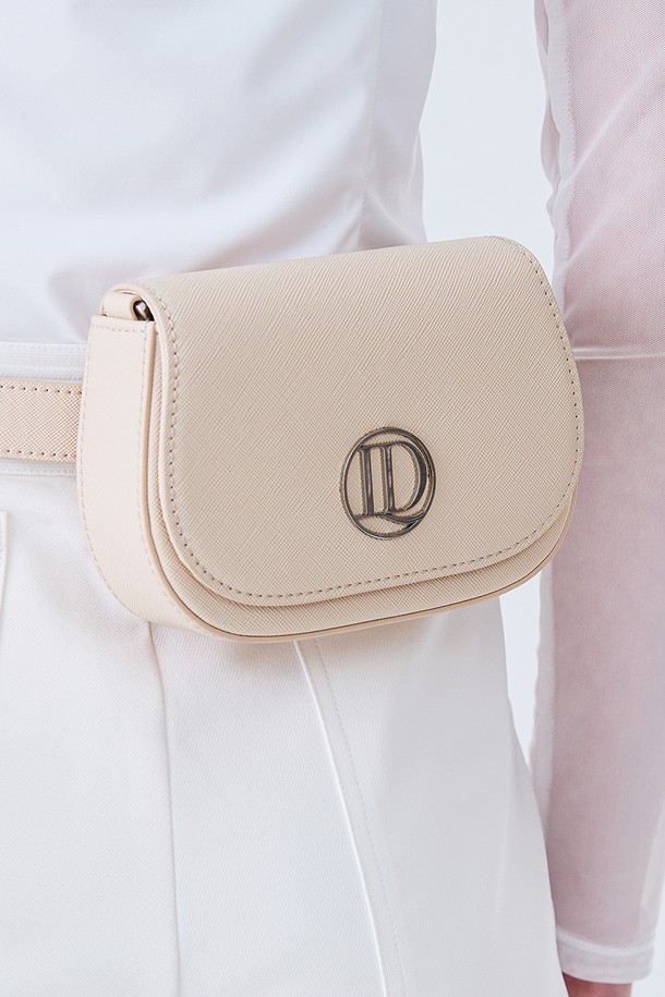 플립 체인 벨트백 베이지는 여성 고객을 위한 미니 사이즈 벨트백입니다. 부드러운 합성가죽 소재의 무지 디자인으로, 미니멀하고 베이직한 스타일을 연출합니다. 반원 형태의 가방에 플립형으로 여닫을 수 있으며, 자석형 잠금 방식으로 편리함을 더했습니다. 체인 디테일이 돋보이며, 데이트룩이나 쇼핑룩에 매치하여 클래식하고 캐주얼한 무드를 즐길 수 있습니다.
