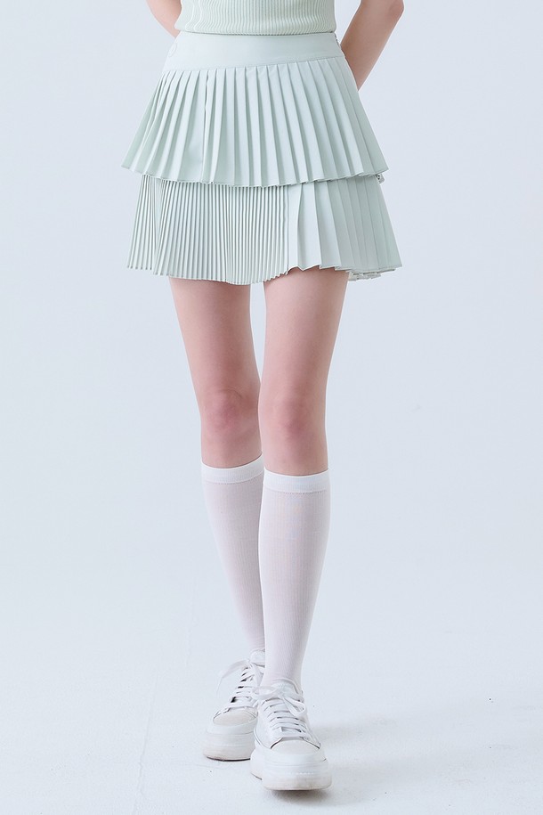 레이어드 언발 플리츠 스커트 L/GREEN은 부드러운 폴리에스테르 소재의 여성 플리츠 스커트입니다. 라이트 그린 컬러의 스커트는 봄, 여름 시즌 골프룩에 적합하며, 스포티하고 미니멀한 스타일을 연출합니다. 언밸런스 치마 타입과 레이어드 디자인이 특징이며, 레귤러 핏으로 편안하게 착용할 수 있습니다. 얇은 두께감으로 시원하게 즐길 수 있는 플리츠 스커트입니다.
