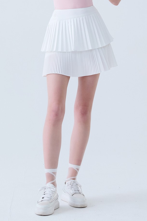 레이어드 언발 플리츠 스커트 WHITE는 여성 골프 및 스포츠 활동에 적합한 미니스커트입니다. 시원한 화이트 컬러의 폴리에스테르 소재로 제작되어 봄, 여름 시즌에 착용하기 좋습니다. 스포티하면서도 미니멀한 스타일을 연출하며, 얇고 부드러운 촉감으로 편안한 착용감을 제공합니다. 플리츠와 언밸런스 헴라인 디자인이 특징이며, 레귤러 핏으로 제작되었습니다. 활동적인 날, 개성 있는 골프룩을 완성해보세요.
