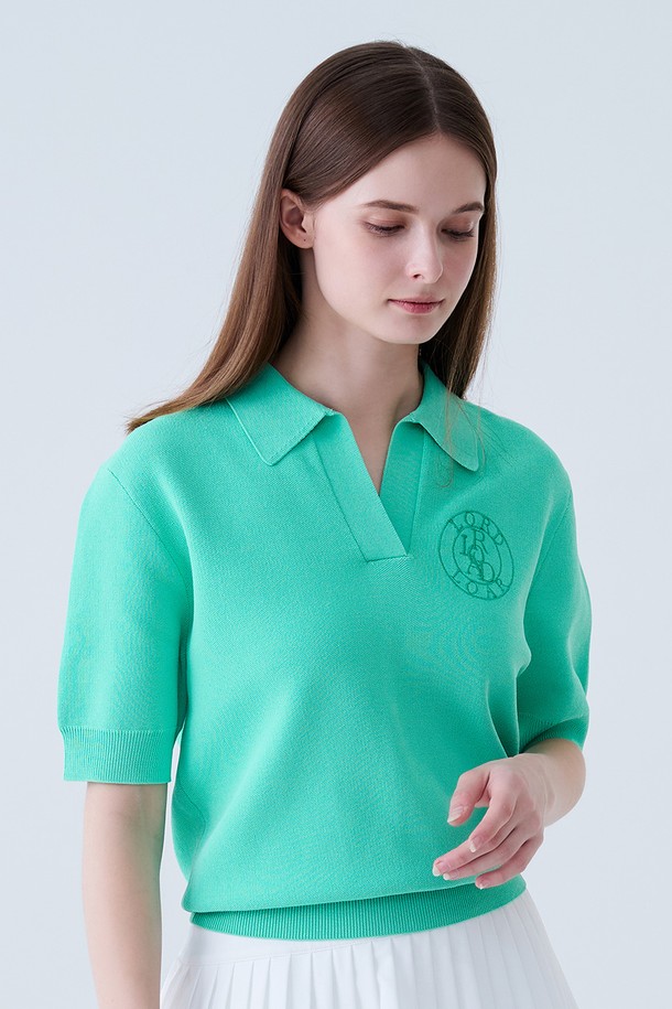 시그니쳐 카라 반팔 니트 GREEN은 부드러운 촉감의 레이온과 나일론 혼방 소재로 제작되어 여름철에도 시원하게 착용 가능한 여성용 반팔 니트입니다. 부클레 패턴이 돋보이는 레귤러핏 디자인으로, 슬림핏으로도 연출할 수 있어 다양한 스타일을 소화합니다. 카라 디테일이 클래식하면서도 미니멀한 무드를 더하며, 통기성이 뛰어나 골프, 테니스, 오피스룩 등 다양한 TPO에 활용할 수 있습니다. 신축성이 높아 편안한 착용감을 제공하며, 베이직한 스타일로 데일리룩으로도 손색없습니다.
