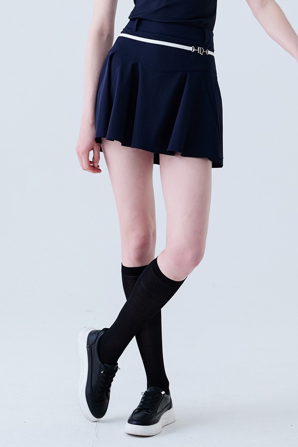 네이비 색상의 메탈 로고 플레어 스커트입니다. 폴리에스테르 소재로 제작되었으며, 봄, 여름, 가을 시즌에 착용하기 좋습니다. 스포티하고 캐주얼한 스타일로, 골프룩 연출에 적합합니다. A라인 핏과 플레어 디자인이 여성스러운 실루엣을 강조하며, 얇은 두께감으로 편안한 착용감을 선사합니다. 메탈 로고 디테일이 포인트로 들어가 미니멀한 무드를 더합니다.
