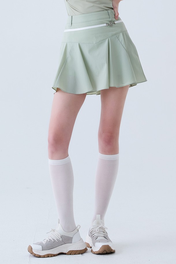 메탈 로고 플레어 스커트 L/GREEN는 여성 골프룩을 위한 스포티한 스타일의 플레어 스커트입니다. 산뜻한 연두색 컬러에 메탈 로고 디테일이 더해져 세련된 포인트를 줍니다. 봄, 여름 시즌에 적합하며, 플레어스커트 특유의 여성스러운 실루엣을 연출합니다. 골프 라운딩 시 활동성과 스타일을 동시에 만족시키는 아이템입니다.
