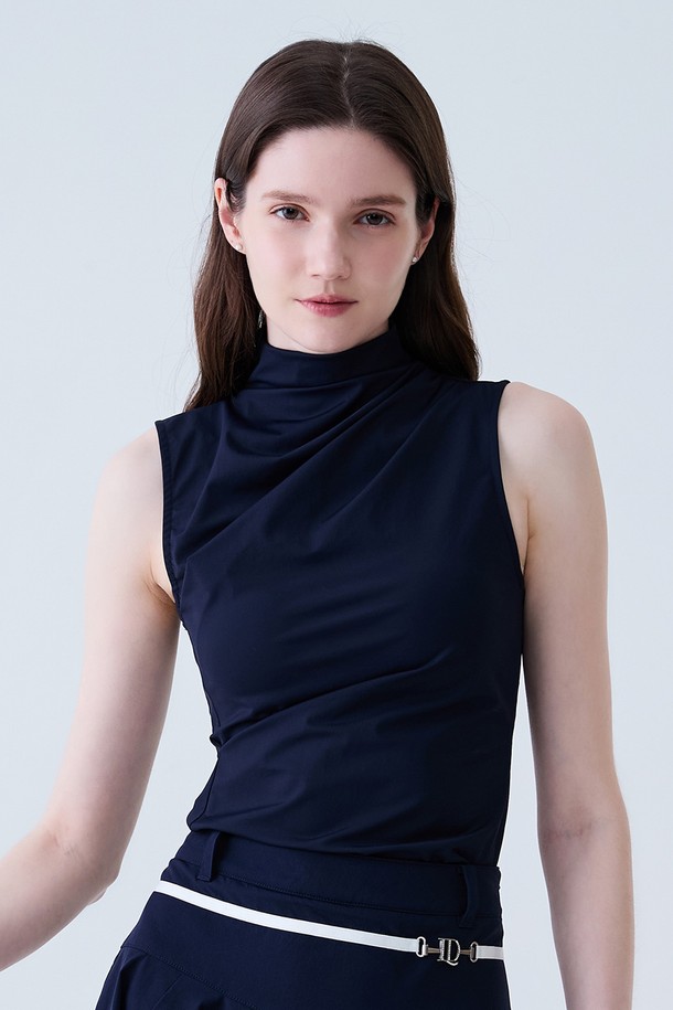 쿨 슬림 셔링 모크넥 나시 티셔츠 NAVY는 여성 골프 및 일상 활동에 적합한 여름용 민소매 티셔츠입니다. 부드러운 폴리에스테르 소재로 제작되어 시원한 냉감 기능과 땀 흡수 기능으로 쾌적한 착용감을 제공합니다. 슬림핏 디자인에 셔링 디테일이 더해져 스포티하면서도 미니멀한 스타일을 연출합니다. 모크넥 라인으로 세련된 느낌을 주며, 네이비 컬러가 어떤 의상에도 쉽게 매치됩니다. 얇은 두께감으로 활동성을 높인 실용적인 아이템입니다.
