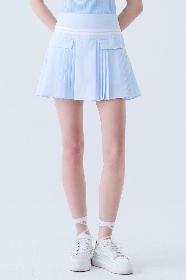 플랩 언발란스 플리츠 스커트 (BLUE)는 여성 골프룩을 위한 스포티한 스타일의 플리츠 스커트입니다. 시원한 봄, 여름 계절에 어울리는 얇은 두께감과 부드러운 폴리에스테르 소재로 제작되었습니다. 언밸런스한 플레어 플리츠 디자인과 플랩 디테일이 특징이며, 레귤러핏으로 편안하게 착용할 수 있습니다. 무지 패턴의 블루 컬러가 세련된 느낌을 줍니다. 골프 활동 시 활동성과 스타일을 동시에 만족시키는 아이템입니다.
