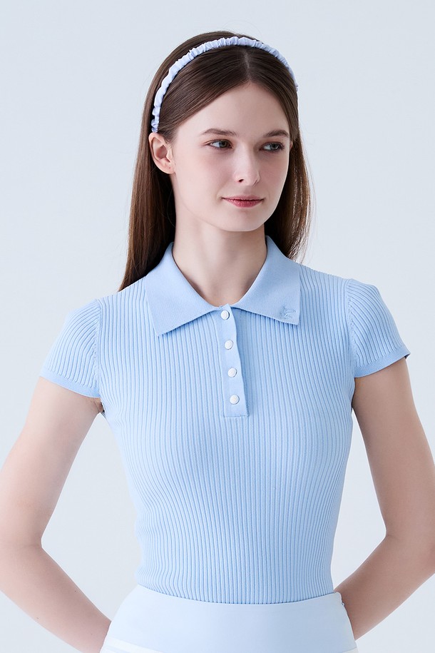 블루 컬러의 슬림 골지 카라 캡소매 니트입니다. 여름 시즌, 골프룩 연출에 적합하며 클래식하고 미니멀한 스타일을 제안합니다. 부드러운 니트 소재로 제작되었으며, 슬림핏 디자인과 얇은 두께로 시원하게 착용할 수 있습니다. 카라 디테일과 골지 패턴이 돋보이며, 반소매 기장으로 활동성을 높였습니다. 골프웨어로 활용하기 좋은 여성 상의입니다.
