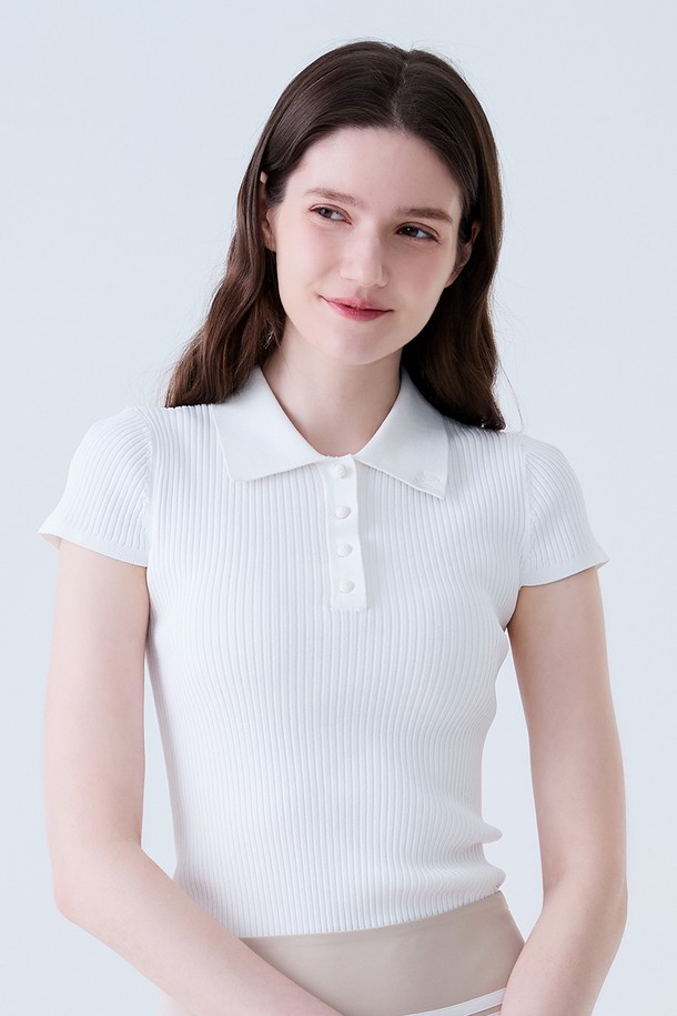 슬림 골지 카라 캡소매 니트 WHITE는 여성용 상의로, 봄, 여름 시즌에 적합한 슬림핏 니트입니다. 부드러운 촉감의 니트 소재에 화이트 컬러로 미니멀하고 클래식한 스타일을 연출합니다. 캡소매 디자인과 골지 패턴, 카라 디테일이 특징이며, 특히 골프룩에 잘 어울립니다. 레귤러 기장으로 다양한 하의와 매치하기 용이하며, 슬림핏으로 여성스러운 실루엣을 강조합니다.
