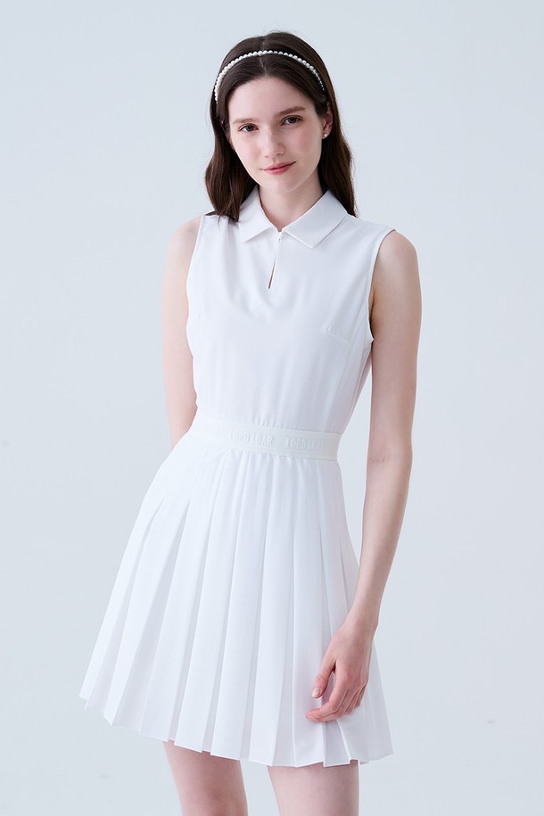 **프린세스 플리츠 나시 원피스 WHITE**는 여성스러운 실루엣을 강조하는 플리츠 디테일의 민소매 원피스입니다. 깨끗하고 시원한 화이트 컬러에 홀터넥 디자인으로, 봄, 여름 시즌에 산뜻하게 착용하기 좋습니다. 레귤러핏으로 편안하며, 플레어 치마 타입으로 여성스러운 분위기를 연출합니다. 데이트룩, 카페룩, 여행룩 등 다양한 TPO에 클래식하고 미니멀한 스타일을 더해보세요.
