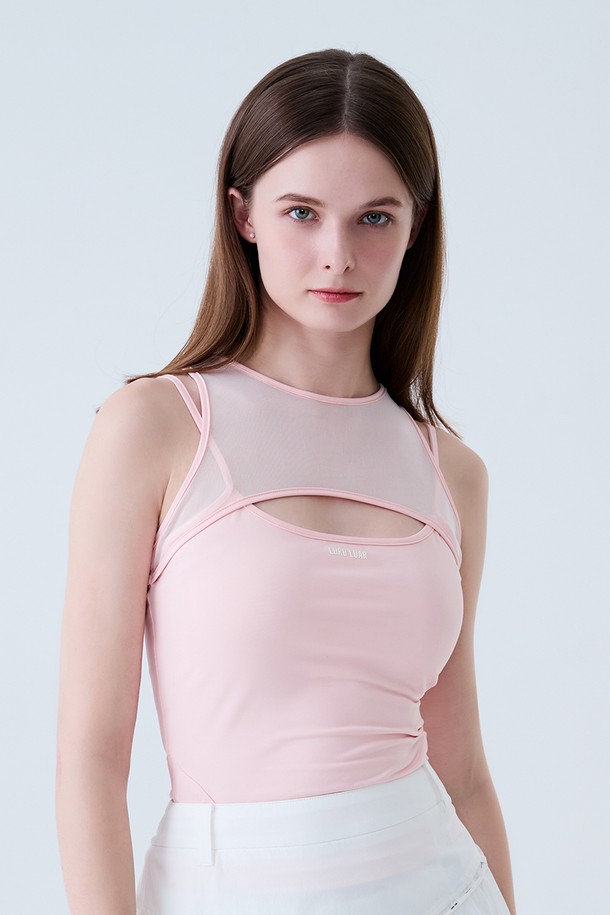 메쉬 컷아웃 나시 티셔츠 PINK는 여성용 상의로, 여름에 어울리는 페미닌 스타일의 슬림핏 티셔츠입니다. 핑크 컬러의 무지 디자인이며, 라운드넥에 민소매 기장으로 시원하게 착용할 수 있습니다. 가슴 부분 컷아웃 디자인과 메쉬 소재 디테일이 특징이며, 스포티한 무드를 더해줍니다. 데이트룩, 카페룩, 휴가룩 등 다양한 TPO에 스포티하면서도 미니멀한 스타일을 연출할 수 있습니다. 폴리에스테르와 스판덱스 혼방으로 제작되어 부드러운 촉감을 선사합니다.
