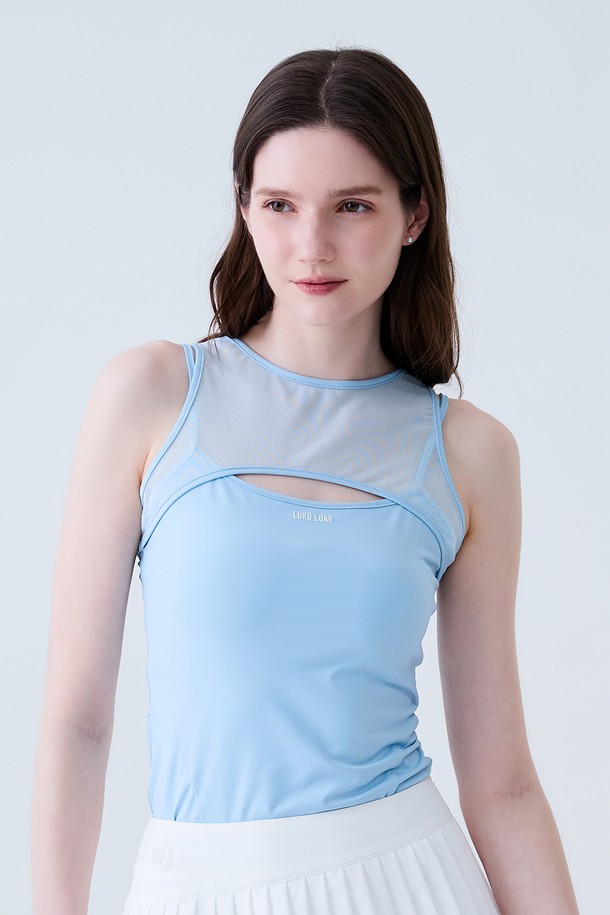 메쉬 컷아웃 나시 티셔츠 블루는 여성용 상의로, 여름철 스포티하고 미니멀한 스타일을 연출하기에 적합합니다. 시원한 블루 컬러에 얇은 두께감으로 통기성이 뛰어나며, 폴리에스터와 스판덱스 혼방 소재로 제작되어 부드러운 촉감과 뛰어난 신축성을 제공합니다. 슬림핏 라운드넥 디자인에 메쉬 디테일과 컷아웃 디자인이 더해져 유니크한 매력을 더합니다. 일상복이나 피트니스룩, 여름 바캉스룩으로 활용하기 좋습니다.
