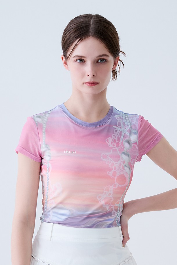 핑크 컬러의 펄 프린트 반팔 티셔츠입니다. 라운드넥 디자인에 레귤러핏으로 제작되어 편안하게 착용 가능합니다. 봄, 여름 시즌에 어울리는 얇은 두께감으로 시원하게 입을 수 있으며, 일상, 데이트룩, 카페룩 등 다양한 TPO에 활용하기 좋습니다. 캐주얼, 미니멀, 걸리시한 스타일을 연출하기 좋으며, 펄 프린트 디테일이 돋보이는 제품입니다.
