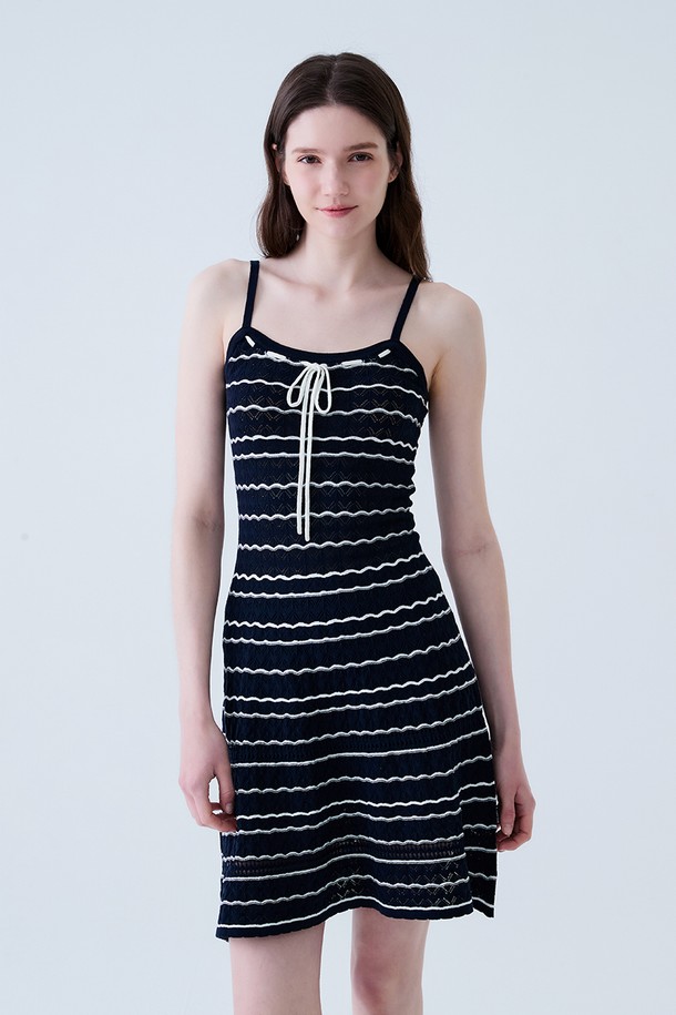 네이비 컬러의 크로셰 니트 원피스입니다. 부드러운 니트 소재로 제작되었으며, 시원한 봄, 여름 시즌에 착용하기 좋습니다. 캐주얼 스타일의 A라인 플레어 디자인으로 편안한 착용감을 선사합니다. 민소매에 스퀘어넥, 끈 디테일로 포인트를 더했으며, 단가라 스트라이프 패턴이 돋보입니다. 데이트룩, 여행룩, 휴가룩, 또는 미니멀하고 리조트 스타일을 연출하고 싶을 때 추천합니다.
