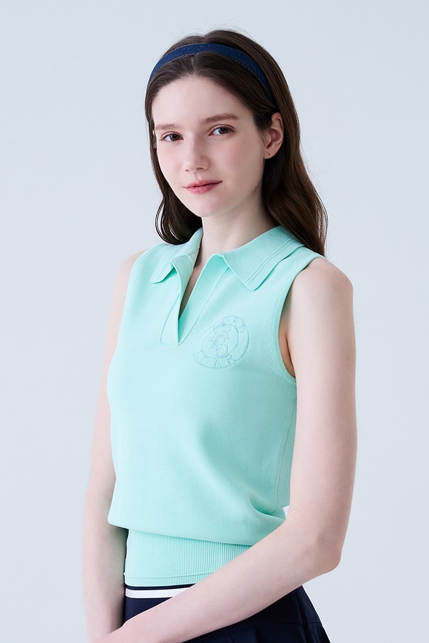 싱그러운 민트 컬러가 돋보이는 시그니쳐 카라 나시 니트입니다. 여성 골프웨어로, 여름 시즌에 시원하게 착용하기 좋습니다. 부드러운 니트 소재로 제작되었으며, 레귤러 핏과 민소매 디자인이 편안함을 선사합니다. 스포티하면서도 클래식한 매력을 동시에 느낄 수 있는 무지 패턴의 카라 니트이며, 골프룩으로 활용하기에 적합합니다.
