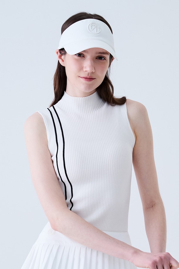 슬림 골지 모크넥 나시 니트 WHITE는 여름 시즌 골프룩을 위한 여성 의류입니다. 부드러운 니트 소재로 제작되어 얇고 가벼운 착용감을 선사하며, 슬림핏 디자인으로 스포티한 무드를 연출합니다. 모크넥 라인과 민소매 스타일이 특징이며, 골프웨어로 활용하기 좋은 아이템입니다. 깔끔한 화이트 컬러로 다양한 하의와 매치하여 미니멀한 스타일을 완성할 수 있습니다.
