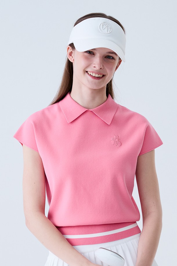 라운드 넥 카라 나시 니트 PINK는 여성용 상의로, 봄과 여름에 어울리는 베이직 스타일의 민소매 니트입니다. 핑크 컬러의 레귤러핏 디자인으로, 라운드 넥과 더블니트 패턴이 특징입니다. 레이온과 폴리에스터 혼방 소재에 신축성이 있어 편안한 착용감을 제공하며, 리브 디테일과 자수 포인트로 포인트를 더했습니다. 골프 및 일상, 오피스룩으로도 활용 가능한 실용적인 아이템입니다.
