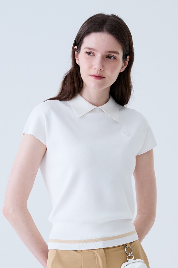 라운드 넥 카라 나시 니트 WHITE는 여성 골프 및 일상 용도로 활용 가능한 상의입니다. 여름 시즌에 적합하며, 베이직한 스타일을 추구하는 분들께 추천합니다. 화이트 색상의 라운드 넥 디자인에 카라 디테일이 더해져 깔끔하면서도 세련된 느낌을 줍니다. 슬림핏 또는 레귤러핏으로 연출 가능하며, 립 디테일과 자수 포인트로 포인트를 더했습니다. 레이온과 폴리에스테르 혼방 소재로 제작되어 신축성이 좋고 편안한 착용감을 제공합니다.
