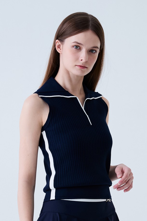 네이비 컬러의 골지 배색 카라 나시 니트입니다. 여름 시즌, 골프 및 일상에서 클래식하고 스포티한 무드를 연출하기 좋습니다. 얇은 두께감의 니트 소재로 제작되었으며, 레귤러 핏과 민소매 디자인이 특징입니다. 카라넥과 배색 디테일이 더해져 세련된 스타일을 완성합니다.
