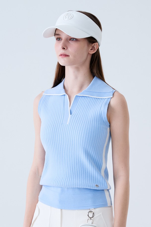 **골지 배색 카라 나시 니트 BLUE**

여성 골프룩에 적합한 스포티한 무드의 골지 배색 카라 나시 니트입니다. 시원한 블루 컬러에 민소매 디자인으로, 여름철에도 쾌적하게 착용할 수 있습니다. 레귤러핏으로 제작되어 활동성을 높였으며, 니트 소재의 골지 패턴이 은은한 포인트를 더합니다. 카라넥 디자인으로 세련된 스타일을 연출할 수 있습니다.
