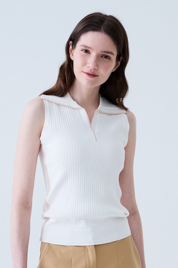 골지 배색 카라 나시 니트는 부드러운 니트 소재로 제작되어 편안한 착용감을 선사합니다. 시원한 여름철에 어울리는 얇은 두께감과 민소매 디자인으로 활동성을 높였습니다. 스포티하고 캐주얼한 스타일을 연출하며, 골프룩으로도 활용 가능합니다. 화이트 컬러에 배색 디테일이 더해져 세련된 포인트를 더했습니다. 레귤러핏과 카라넥 디자인으로 깔끔한 실루엣을 완성하는 여성 상의입니다.
