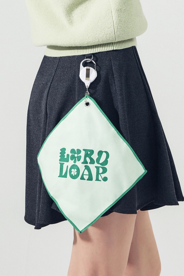 LLC 볼타올 GREEN은 골프 라운딩에 적합한 그린 컬러의 골프 타올입니다. 면 소재로 제작되어 뛰어난 흡습 기능을 제공하며, 라운딩 중 땀이나 물기를 효과적으로 제거해 줍니다. LLC 로고 패턴으로 디자인되어 심플하면서도 세련된 느낌을 줍니다. 걸이 고리가 있어 골프백에 간편하게 걸어 사용할 수 있어 편리합니다. 공용으로 사용할 수 있는 실용적인 골프 용품입니다.
