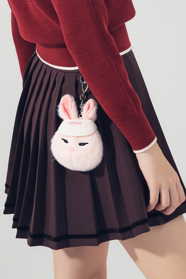 버디버니 볼파우치 PINK는 골프룩에 잘 어울리는 스포티한 디자인의 여성용 볼파우치입니다. 핑크 컬러로 제작되어 필드 위에서 화사함을 더하며, 골프 시 필요한 볼을 편리하게 휴대할 수 있도록 디자인되었습니다. 가방 모양은 볼을 안전하게 보관할 수 있도록 제작되었으며, 기능성을 강조하여 골프를 즐기는 여성 골퍼들에게 실용적인 아이템입니다.
