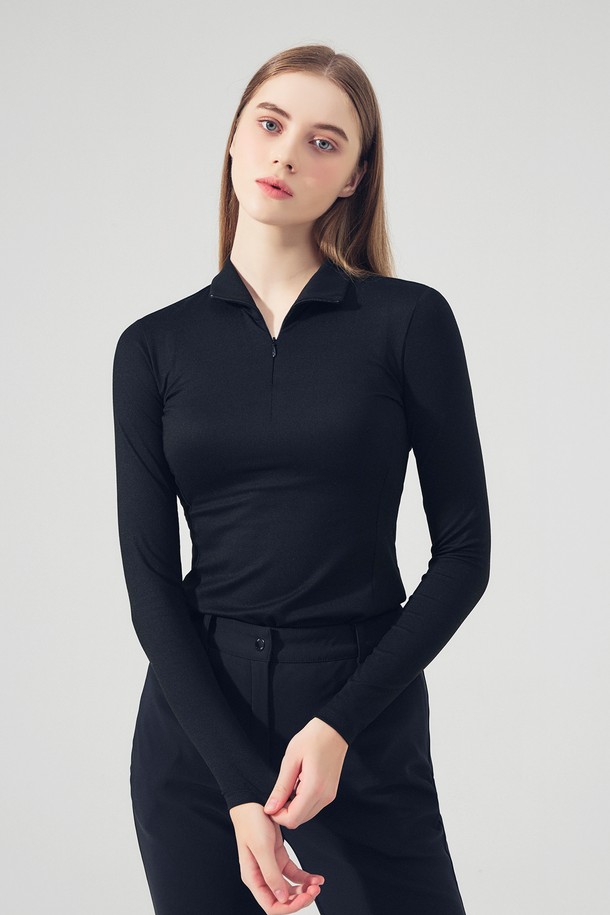 블랙 슬림 지퍼 카라넥 티셔츠는 여성 골프룩을 위한 이상적인 상의입니다. 봄, 여름, 가을에 착용하기 좋으며, 스포티하면서도 미니멀한 스타일을 연출합니다. 슬림핏 디자인과 차이나칼라 네크라인, 긴 소매 기장이 특징이며, 부드러운 촉감의 폴리에스테르 소재로 제작되었습니다. 얇은 두께감과 지퍼 여밈 방식, 흡습, 냉감, 신축성 기능을 갖춰 활동성을 높였습니다. 무지 패턴으로 어떤 하의와도 잘 어울립니다.

