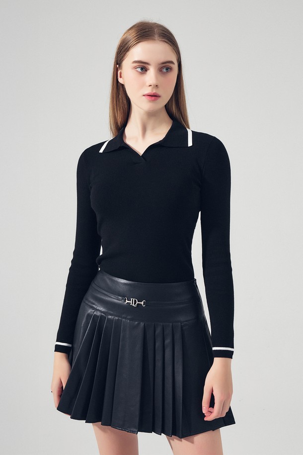 블랙 컬러의 라인 배색 카라 니트입니다. 여성 골프룩에 적합하며, 봄, 가을 시즌에 착용하기 좋습니다. 클래식한 스타일의 레귤러핏으로, 부드러운 니트 소재에 배색 디테일이 더해져 세련된 느낌을 줍니다. 긴 소매와 카라넥 디자인이 특징이며, 중간 두께감으로 간절기에 활용하기 좋습니다.
