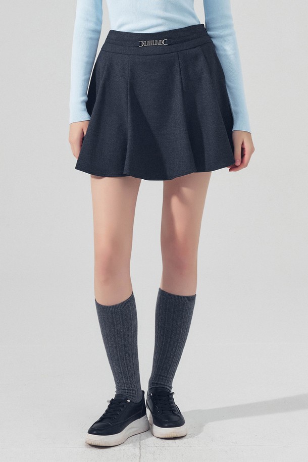 메탈 로고 A라인 플리츠 스커트 CHARCOAL는 여성 골프 및 일상용으로 제작된 스커트입니다. 차콜 컬러의 이 스커트는 사계절 내내 착용 가능하며, 스포티하면서도 베이직한 스타일을 연출합니다. 폴리에스테르, 레이온, 스판덱스 혼방 소재로 제작되어 부드러운 촉감과 신축성을 제공하며, 활동성을 고려한 디자인이 특징입니다. A라인 플리츠 디자인으로 플레어 치마 타입이며, 슬림핏 또는 레귤러핏으로 연출할 수 있습니다. 메탈 로고 장식과 이너팬츠 안감이 더해져 기능성과 스타일을 동시에 만족시키는 제품입니다.
