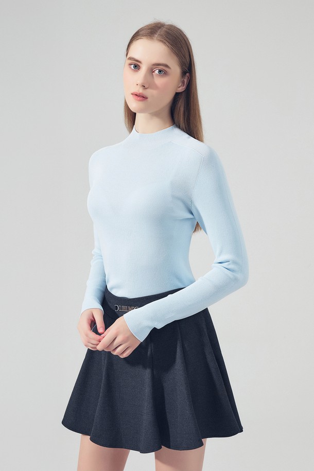 세련된 골프룩을 완성할 홀가먼트 모크넥 니트입니다. 부드러운 니트 소재로 제작되어 뛰어난 착용감을 선사하며, 가을, 겨울 시즌에 따뜻하게 입을 수 있습니다. 베이직한 디자인에 레귤러핏으로 편안하게 즐길 수 있으며, 블루 컬러가 산뜻함을 더합니다. 홀가먼트 기법으로 제작되어 봉제선 없이 깔끔한 실루엣을 연출합니다. 골프 활동 시에도 스타일리시함을 놓치지 않도록 디자인되었습니다.
