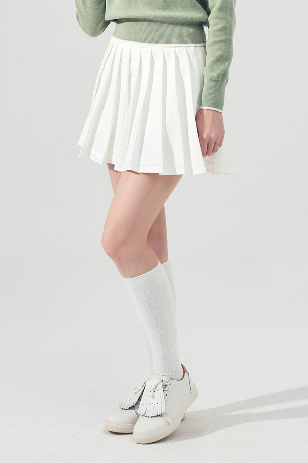 세련된 라인 플리츠 스커트 WHITE는 여성 골프 및 일상 스타일을 위한 완벽한 아이템입니다. 부드러운 폴리에스테르 소재로 제작되어 편안한 착용감을 제공하며, 얇은 두께감으로 봄, 여름 시즌에 시원하게 즐길 수 있습니다. A라인 플리츠 디자인과 테니스스커트 타입으로 스포티하면서도 미니멀한 무드를 연출합니다. 화이트 컬러의 무지 패턴은 어떤 상의와도 잘 어울리며, 골프웨어로서 활동성을 보장합니다. 플리츠 디테일이 돋보이는 레귤러핏 스커트로, 당신의 골프룩에 세련됨을 더해보세요.
