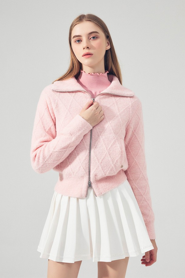 핑크 컬러의 케이블 방풍 집업 니트입니다. 여성 골프 및 일상복으로 활용 가능하며, 봄, 가을, 겨울 세 계절 모두 착용할 수 있습니다. 부드러운 니트 소재로 제작되었으며, 촘촘한 케이블 패턴과 레귤러핏 디자인으로 캐주얼하면서도 스포티한 스타일을 연출합니다. 두꺼운 두께감과 방풍 기능으로 추운 날씨에도 따뜻하게 몸을 보호해 주며, 집업 디자인으로 간편하게 착용할 수 있습니다.
