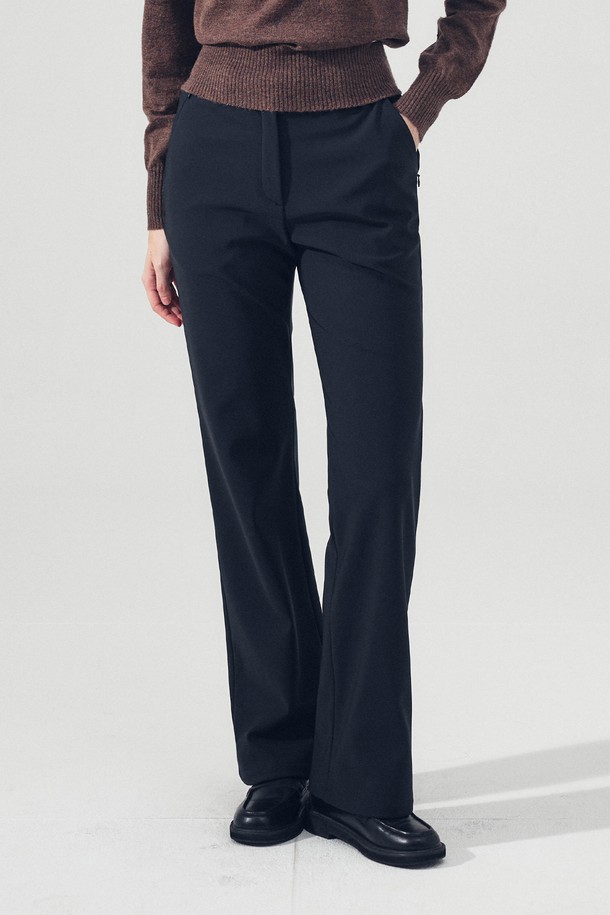 엘라스틱 본딩 스트레이트 슬랙스 BLACK는 여성 고객을 위한 슬랙스입니다. 고급스러운 블랙 컬러의 이 바지는 봄, 가을 시즌에 적합하며, 미니멀하고 베이직한 스타일을 연출합니다. 폴리에스터 소재로 제작되어 부드러운 촉감을 제공하며, 레귤러 핏과 스트레이트 바지 핏으로 편안한 착용감을 선사합니다. 엘라스틱 밴딩 처리로 활동성을 높였으며, 골프룩 또는 출근룩 등 다양한 TPO에 활용 가능합니다.
