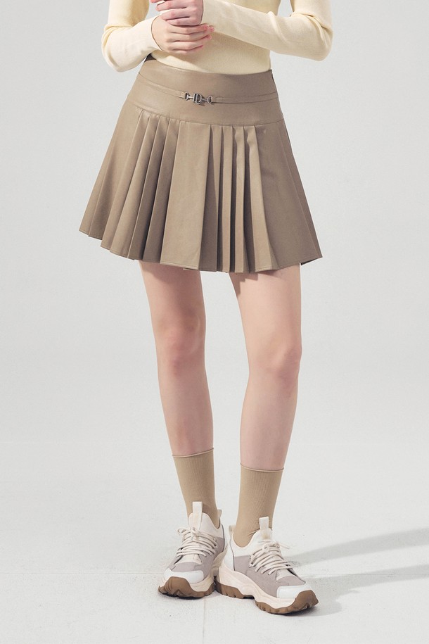 베이직하면서도 세련된 무드의 FAUX 레더 플리츠 스커트 베이지입니다. 봄, 가을 시즌에 적합하며, 미니멀하고 클래식한 스타일을 연출할 수 있습니다. 얇은 두께감의 인조 가죽 소재로 제작되어 뻣뻣한 촉감이 특징이며, 레귤러 핏으로 편안하게 착용 가능합니다. 골프웨어는 물론, 일상에서도 활용하기 좋은 플리츠 미니스커트입니다.
