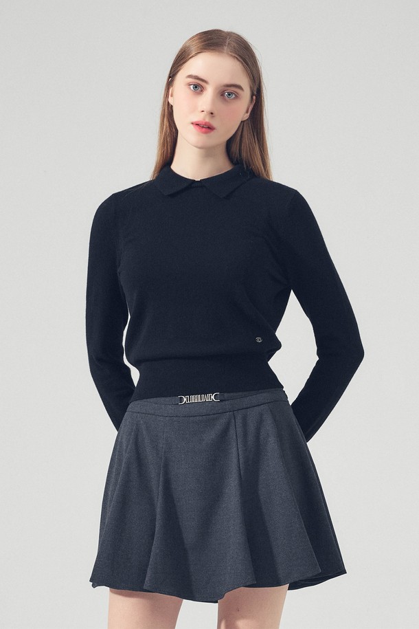 캐시미어 라운드 넥 카라 니트 BLACK는 여성 골프룩 또는 일상복으로 활용하기 좋은 니트입니다. 부드러운 촉감의 캐시미어 소재로 제작되어 가을, 겨울 시즌에 따뜻하게 착용할 수 있습니다. 레귤러핏에 라운드 넥과 카라 디테일이 더해져 베이직하면서도 클래식한 스타일을 연출합니다. 무지 디자인과 긴소매로 어떤 하의와도 잘 어울리며, 미니멀한 무드를 선호하는 분들께 추천합니다. 두께감 있는 소재로 보온성을 높였습니다.
