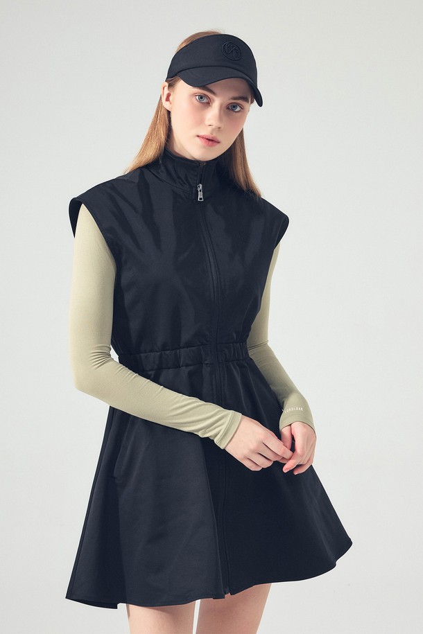 메모리 집업 원피스 BLACK은 캐주얼, 스포티, 미니멀 스타일을 추구하는 여성 의류입니다. 부드러운 촉감의 폴리에스테르 소재로 제작되어 봄, 가을에 적합하며, 플레어 디자인과 A라인 치마핏이 특징입니다. 하이넥 스탠드 칼라와 집업 여밈 방식이 세련된 분위기를 더하며, 민소매 기장과 얇은 두께로 편안한 착용감을 제공합니다. 일상 또는 산책룩으로 활용하기 좋으며, 블랙 컬러의 무지 디자인으로 다양한 스타일 연출이 용이합니다.
