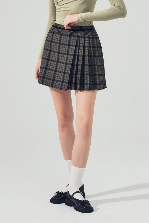 언발란스 체크 랩 플리츠 스커트 D/GREEN은 클래식과 스포티 무드를 동시에 연출하는 여성용 스커트입니다. 봄, 가을 시즌에 적합하며, 골프 및 일상복으로 활용 가능합니다. 부드러운 폴리에스테르 소재로 제작되었으며, 얇은 두께감으로 편안한 착용감을 제공합니다. 플리츠, 랩, 언밸런스 디자인이 돋보이며, 미니 기장의 레귤러핏으로 세련된 실루엣을 선사합니다. 체크 패턴과 D/GREEN 컬러가 어우러져 개성 있는 골프룩을 완성합니다.
