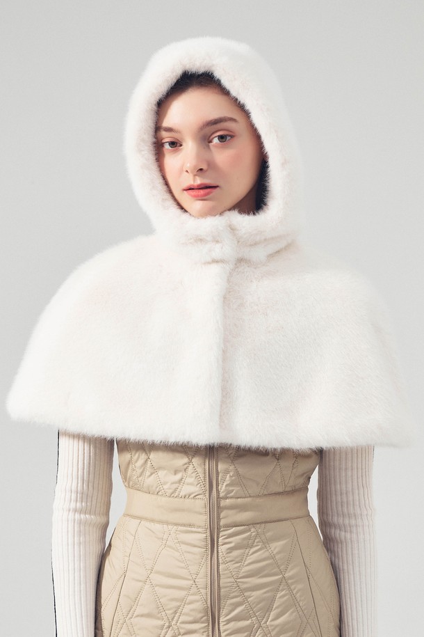 아이보리 컬러의 페이크 퍼(Faux Fur) 케이프 후드입니다. 부드러운 촉감의 두꺼운 퍼 소재로 제작되어 겨울철에도 따뜻하게 착용할 수 있습니다. 우아하고 엘레강스한 스타일을 연출하며, 루즈핏과 크롭 기장으로 편안함을 더했습니다. 골프룩 또는 일상룩에 매치하여 클래식, 미니멀, 로맨틱 무드를 표현해보세요. 민소매 디자인과 집업 여밈 방식으로 간편하게 착용 가능합니다.
