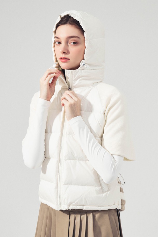 아이보리 컬러의 니트 하이브리드 다운 점퍼입니다. 여성용으로, 스포티, 캐주얼, 미니멀 스타일을 모두 아우르는 디자인입니다. 골프와 일상에서 모두 활용 가능하며, 겨울철 보온성을 책임집니다. 부드러운 니트 소재와 가벼운 폴리에스테르 소재의 조화로 편안한 착용감을 제공하며, 하이브리드 구성과 다운 충전재로 보온성을 높였습니다. 크롭 기장의 레귤러핏 집업 스타일로, 어떤 옷에도 쉽게 매치할 수 있습니다.
