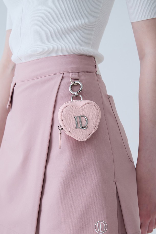 "하트 볼 파우치 PINK"는 여성스러운 스타일을 강조하는 핑크색 파우치입니다. 합성 가죽 소재로 제작되었으며, 하트 모양과 키링 및 참장식 디테일이 돋보입니다. 지퍼형 잠금 방식으로 내용물을 안전하게 보관할 수 있으며, 스몰 사이즈로 휴대성이 좋습니다. 데이트룩, 골프룩 등 다양한 TPO에 걸리시, 로맨틱, 캐주얼 스타일로 연출하기 좋습니다. 일상에서 활용하기 좋은 실용적인 아이템입니다.
