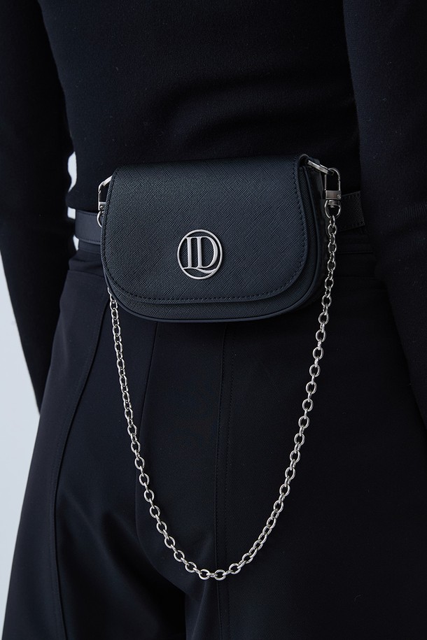 플립 체인 벨트백 BLACK은 합성 가죽 소재의 스몰 사이즈 벨트백입니다. 무지 패턴에 반원 모양으로 디자인되었으며, 블랙 컬러로 시크하고 미니멀한 스타일을 연출합니다. 플립 디자인과 자석형 잠금 방식이 특징이며, 체인 장식과 로고 디테일로 포인트를 더했습니다. 일상생활뿐만 아니라 골프룩에도 잘 어울리는 실용적인 아이템입니다.
