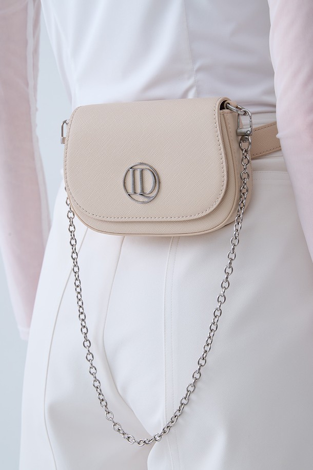 플립 체인 벨트백 베이지는 여성 고객을 위한 미니 사이즈 벨트백입니다. 부드러운 합성가죽 소재의 무지 디자인으로, 미니멀하고 베이직한 스타일을 연출합니다. 반원 형태의 가방에 플립형으로 여닫을 수 있으며, 자석형 잠금 방식으로 편리함을 더했습니다. 체인 디테일이 돋보이며, 데이트룩이나 쇼핑룩에 매치하여 클래식하고 캐주얼한 무드를 즐길 수 있습니다.
