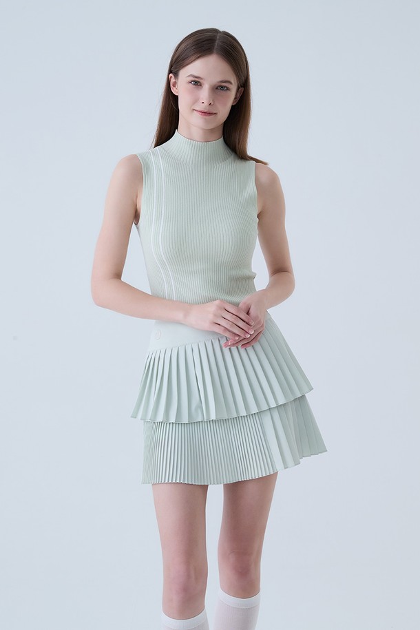 레이어드 언발 플리츠 스커트 L/GREEN은 부드러운 폴리에스테르 소재의 여성 플리츠 스커트입니다. 라이트 그린 컬러의 스커트는 봄, 여름 시즌 골프룩에 적합하며, 스포티하고 미니멀한 스타일을 연출합니다. 언밸런스 치마 타입과 레이어드 디자인이 특징이며, 레귤러 핏으로 편안하게 착용할 수 있습니다. 얇은 두께감으로 시원하게 즐길 수 있는 플리츠 스커트입니다.
