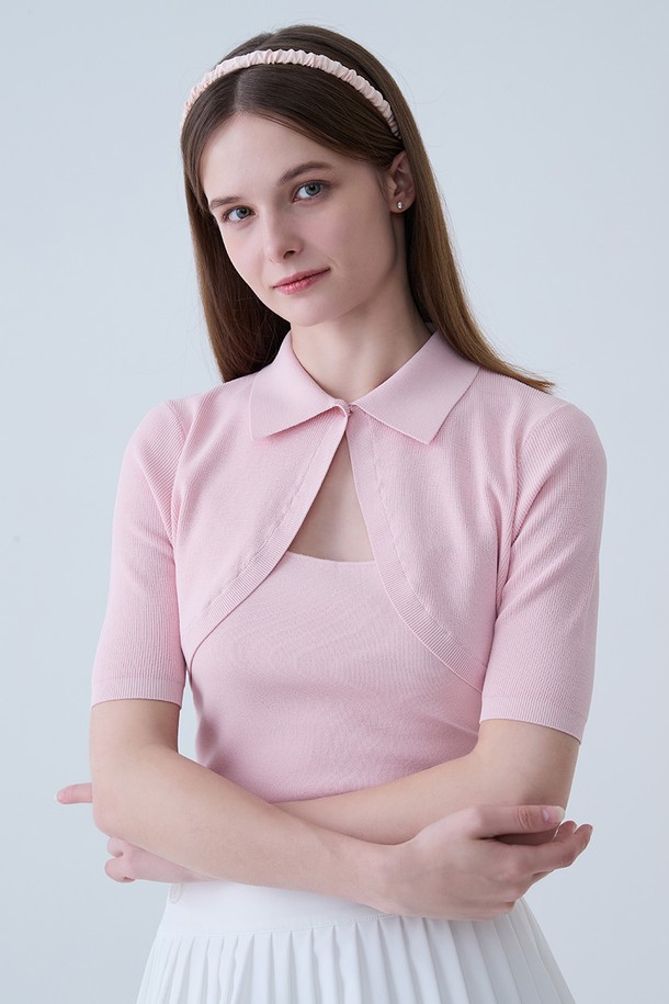 볼레로 카라 니트 PINK는 여성스러운 매력을 더하는 상의입니다. 얇은 두께감에 비스코스, 엘리트 혼방 소재로 제작되어 부드러운 촉감과 뛰어난 신축성을 자랑합니다. 크롭 기장에 슬림핏으로 디자인되어 다리가 길어 보이는 효과를 줍니다. 반소매 기장에 카라 네크라인, 골지 패턴으로 포인트를 더했으며, 블레로 플레이어드한 카라 디자인과 앞단의 로고 디테일, 로고 자수 포인트가 특징입니다. 오피스룩, 데이트룩, 카페룩 등 다양한 TPO에 미니멀, 클래식, 걸리시 스타일로 연출하기 좋습니다.
