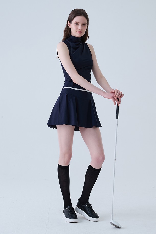 네이비 색상의 메탈 로고 플레어 스커트입니다. 폴리에스테르 소재로 제작되었으며, 봄, 여름, 가을 시즌에 착용하기 좋습니다. 스포티하고 캐주얼한 스타일로, 골프룩 연출에 적합합니다. A라인 핏과 플레어 디자인이 여성스러운 실루엣을 강조하며, 얇은 두께감으로 편안한 착용감을 선사합니다. 메탈 로고 디테일이 포인트로 들어가 미니멀한 무드를 더합니다.
