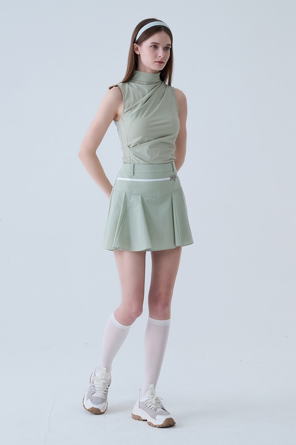 메탈 로고 플레어 스커트 L/GREEN는 여성 골프룩을 위한 스포티한 스타일의 플레어 스커트입니다. 산뜻한 연두색 컬러에 메탈 로고 디테일이 더해져 세련된 포인트를 줍니다. 봄, 여름 시즌에 적합하며, 플레어스커트 특유의 여성스러운 실루엣을 연출합니다. 골프 라운딩 시 활동성과 스타일을 동시에 만족시키는 아이템입니다.
